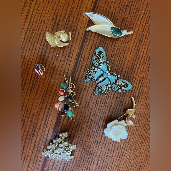 Jewelry - Set of 7 assorted brooches pins heart, flag, butterfly, rose